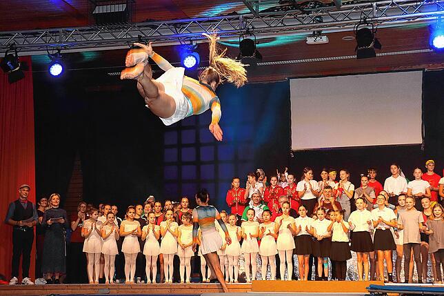 Bei der Turngala des TV Güttingen in der Buchenseehalle sind rund 100 Turnerinnen und Turner im Alter von neun bis über 70 Jahre beteiligt.