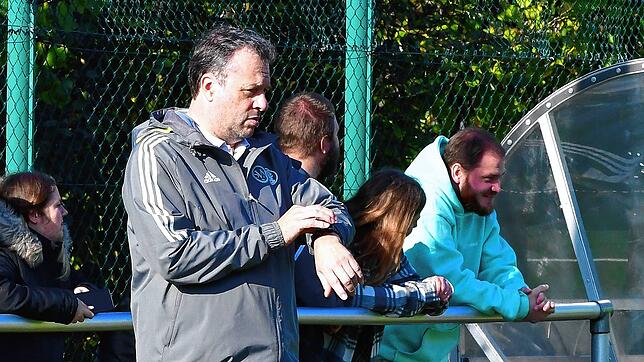 Zeit läuft ab: Nach vier Jahren verabschiedet sich Trainer Michael Hägele beim SC Niederhof/Binzgen.