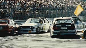 Das waren noch Zeiten: Gegenverkehr auf dem Alemannenring 1992 in der Spitzkehre. DTM-Pilot Kris Nissen ist mit seinem BMW M3 nach einem ...