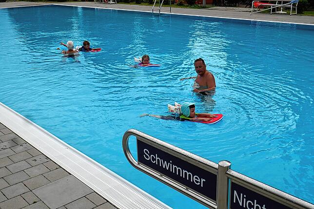Ein gelungener Beinschlag ist ein guter Schritt zum sicheren Schwimmen. Ralf Schachtmann und Beate Riesterer kümmern sich um Florian, ...