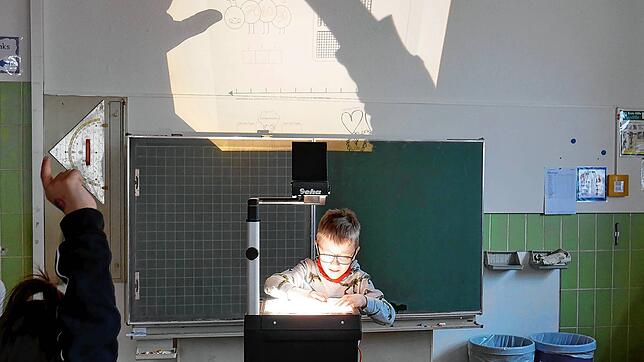 Mathestunde mit althergebrachtem Overhead-Projektor: Die Kinder einer zweiten Klasse der Grundschule Wollmatingen präsentieren ihre ...