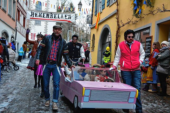 Bildschön in Pink 2018: der &bdquo;Schmähdillac&ldquo; des gleichnamigen Clans, gesteuert von etlichen Schmählvis-, äh, Elvis-Imitatoren.