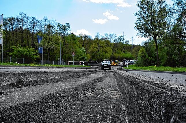 Bild 2: Asphalt weg, Geländer weg, Bohrkerne entnommen: So lief der ersten Tag mit Großbaustellen an zwei Stockacher Ortseingängen