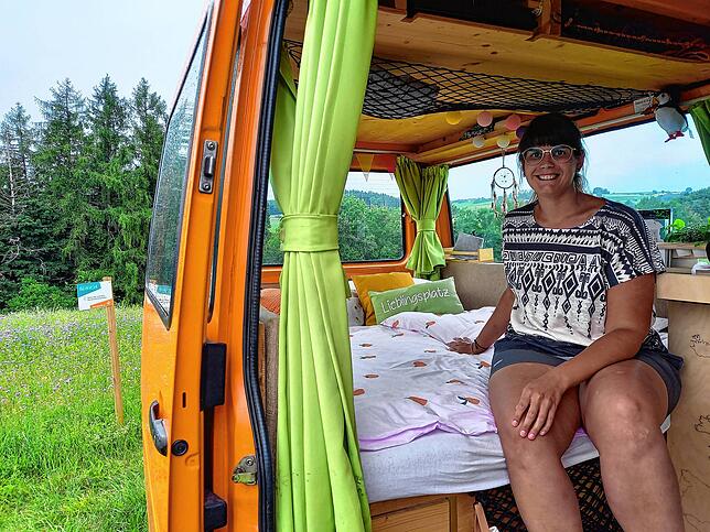 Alles drin: Der umgebaute Bus ist wie eine kleine Ferienwohnung. Carmen Dietenberger legt bei der Einrichtung Wert auf Details.