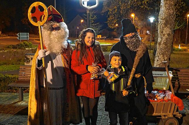 Beim Nikolaushock in Tengen kehrt erste Adventsstimmung ein. Nikolaus (Alfred Hornung) und Knecht Ruprecht (Theo Braun) verteilen ...