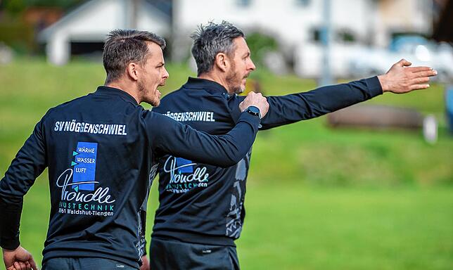 Da geht‘s lang: Die beiden Trainer Florian Menzel (links) und Daniel Bächle wollen mit ihren Jungs alles geben, damit der SV ...