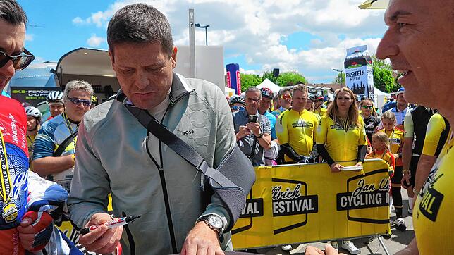 Jan Ullrich mit Arm in der Schlinge – vom Autogrammegeben hält ihn das aber nicht ab.