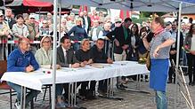 Wolfgang Gut von den Sieben-Blätz-Hexen aus Allmendshofen gab alles und brachte die Jury (von links) mit Olympiasieger Michael Jung, der ...