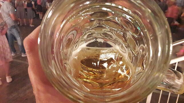 Zu tief ins Glas geschaut: Auch das scheint bei einigen Gäste zum Besuch des Oktoberfestes dazuzugehören.