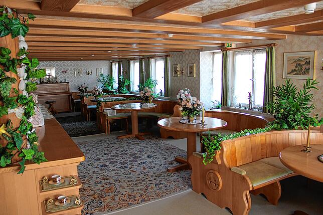Blick ins Rohkost-Restaurant: Viel Holz und falsche Blumen. Das Restaurant „hat bis auf Weiteres“ geschlossen. Der Kaffee ...