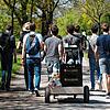 Eine Gruppe junger Männer feiert den Vatertag mit einem mit Bier gefüllten Bollerwagen. Das geht allerdings nur gut, wenn das Wetter ...
