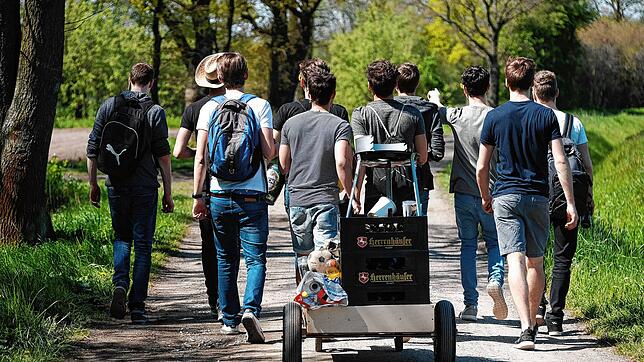 Eine Gruppe junger Männer feiert den Vatertag mit einem mit Bier gefüllten Bollerwagen. Das geht allerdings nur gut, wenn das Wetter ...