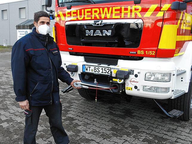 Bis zu zehn Tonnen können mit der eingebauten Seilwinde des Rüstwagens bewegt werden, die Marc Jagenow hier zeigt. Die Kraft reicht aus, ...