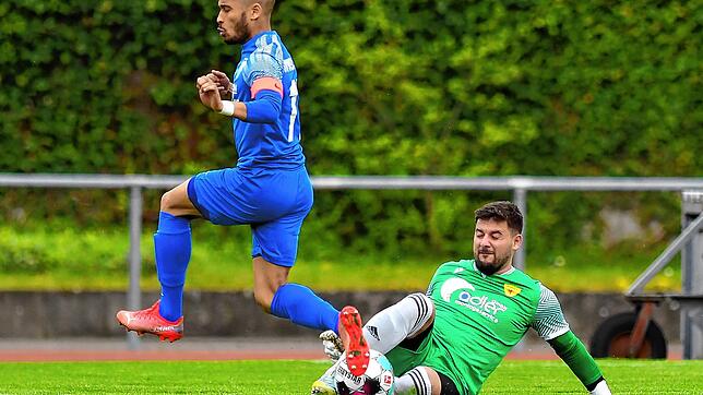 Knipser: Ridje Sprich erzielte den 2:1-Siegtreffer für den SV Weil gegen den FSV Rheinfelden. Hier kann Torwart Oguz Ozan klären, kurz ...