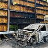 Das ausgebrannte Auto auf der A3 beim Mumpf im Kanton Aargau. Auch die Lärmschutzwand ist ziemlich stark beschädigt.
