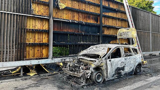 Das ausgebrannte Auto auf der A3 beim Mumpf im Kanton Aargau. Auch die Lärmschutzwand ist ziemlich stark beschädigt.