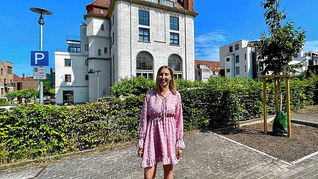Alexandra Zanger steht vor dem restaurierten Sudturm der ehemaligen Bilgerbrauerei. Die 26-Jährige ist sehr heimatverbunden und wünschte ...
