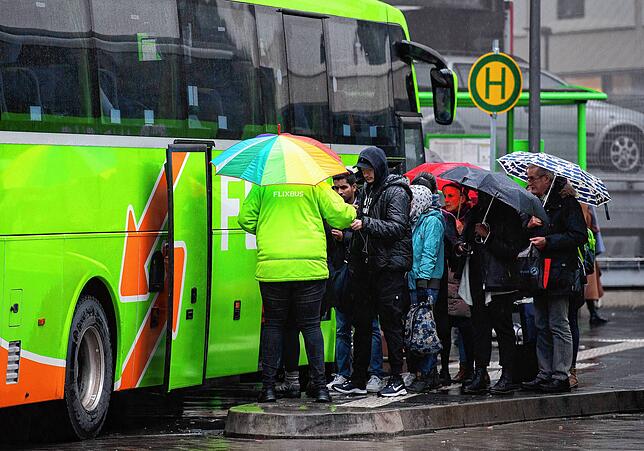 Fahrgäste besteigen am Fernbusterminal am Hauptbahnhof einen Bus der Firma Flixbus. Fernbus als Alternative zur Bahn?