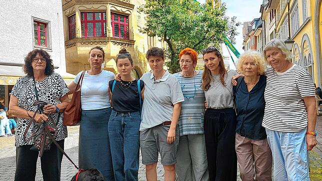 Sie verloren in der Brandnacht in der Zollernstraße ihr Zuhause (von links): Coni Heger mit Hündin Lilu, Clarissa Wölki, zwei weitere ...