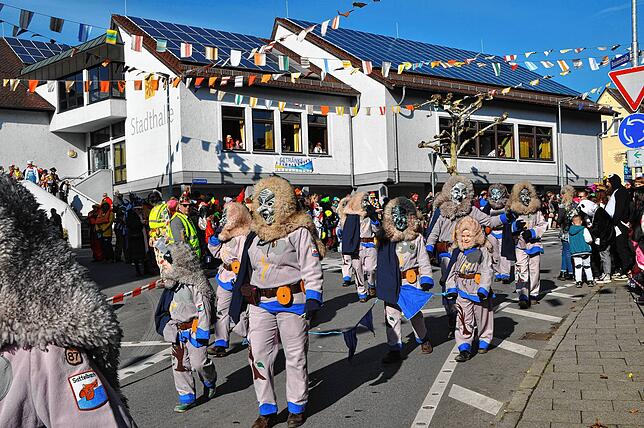 Bild 35: Historische Narrenzunft begeistert mit ihrem Umzug am Fasnetssunntig
