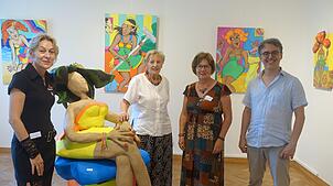 Eine bunte Sommerausstellung präsentieren Petra Hartmann (von links), Ingeborg Eglin, Monika Lehnertz und Roberto Salain der Bad ...