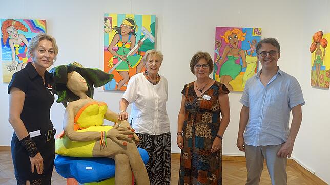 Eine bunte Sommerausstellung präsentieren Petra Hartmann (von links), Ingeborg Eglin, Monika Lehnertz und Roberto Salain der Bad ...