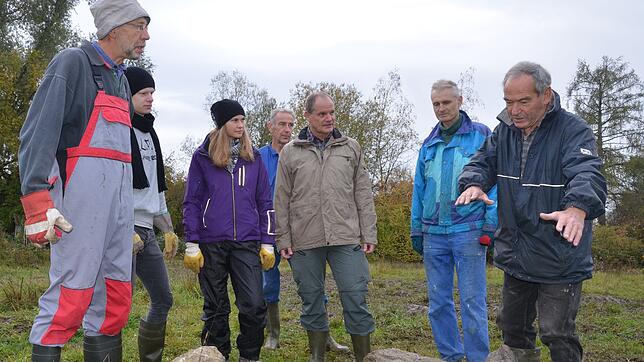 Albin Ströbele, Maximilian Müller, Julia Kiethe, Leo Lenzing, Frank Kulke und Roland Hangg hören sich an, wie sich Franz Beer das ...