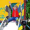 Tim Eisenhauer, 4 Jahre, ist froh, wieder rutschen zu dürfen. Die coronabedingte Abwesenheit vom Spielplatz will er aber gut überstanden ...