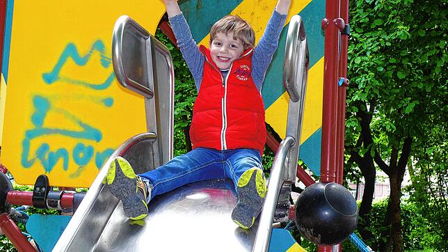 Tim Eisenhauer, 4 Jahre, ist froh, wieder rutschen zu dürfen. Die coronabedingte Abwesenheit vom Spielplatz will er aber gut überstanden ...