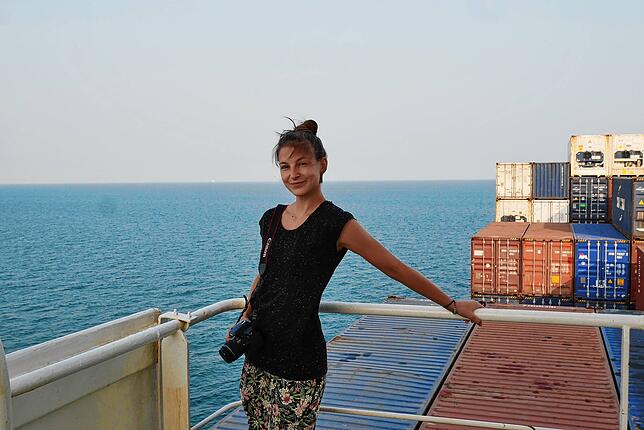 Sie reist, ohne zu fliegen: Melanie Maier auf einem Frachtschiff.