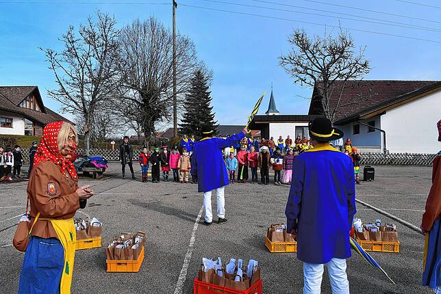 Elferrat und Rombachwiibli befreiten am Schmutzigen Donnerstag die Kinder in der Schule. Wenn auch wegen Corona mit Abstand zwischen den ...