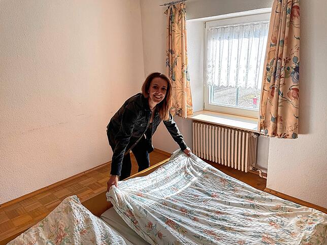Durch viele Spenden können die Zimmer im Gasthaus Linde eingerichtet werden. Hier ist Lisanne Schöndienst gerade am Betten beziehen.