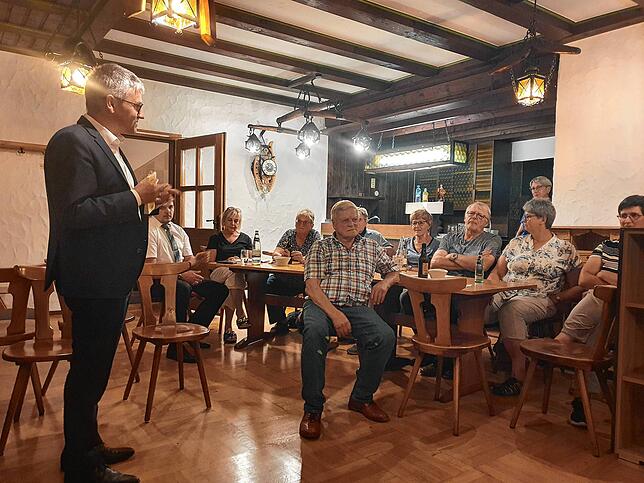 Oder so? Frank Bonath in Nordstetten. Hier vor einem Teil der Versammlung im Nordstetter Hof.