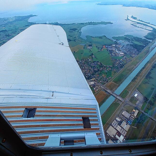Blick über das Wellblech-Profil der Junkers auf Rheinmündung und Bodensee.