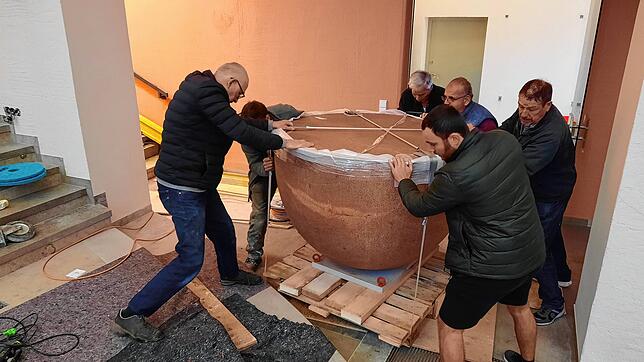 Bild 12: Uff, geschafft! Alle Bilder vom schweren Weg des 2,5 Tonnen schweren Altars in die Kirche St. Oswald