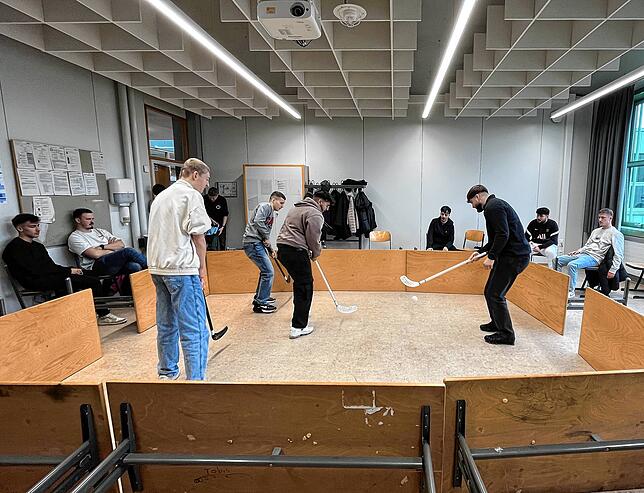 So geht&lsquo;s auch: Die Berufsschüler von Jens Hartmann spielen Indoor-Hockey im Klassenzimmer. &bdquo;Und dafür gibt&lsquo;s auch ...