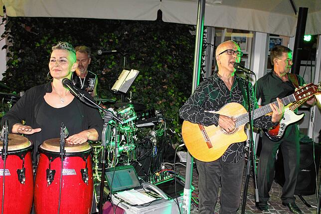 Die Formation „Diego‘s Canela“ verbreitet spanisches Flair im Innenhof von Veysi‘s Taperina.