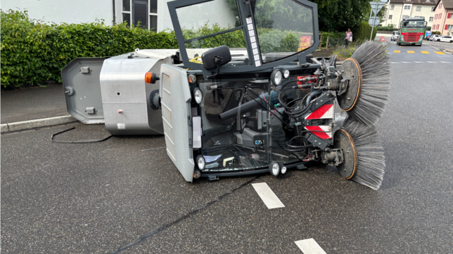 Stadt Schaffhausen: Reinigungsfahrzeug kippt im Kreisel