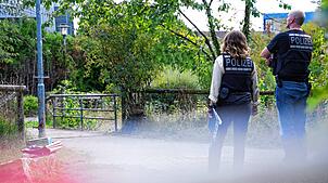 In Filderstadt wurde ein Koffer mit einer Leiche darin unter einer Brücke an einem kleinen Bachlauf gefunden.