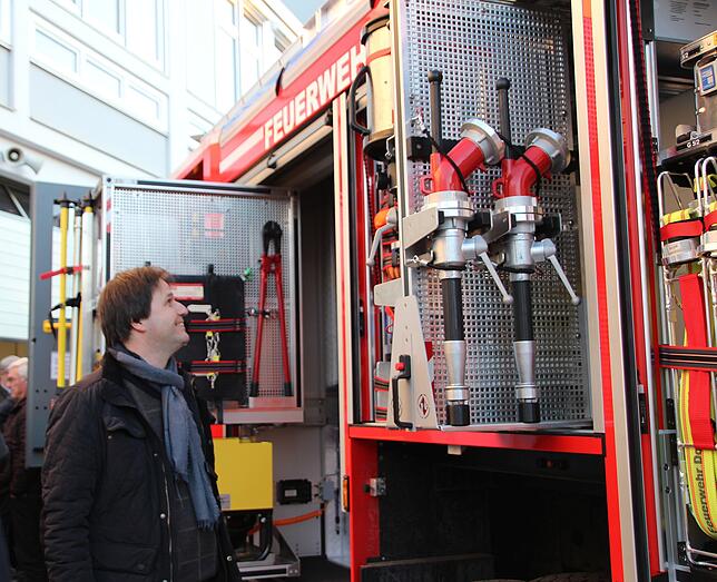 CDU-Stadtrat Marcus Greiner begutachtet die Ausrüstung, die das neue Feuerzeug hat.