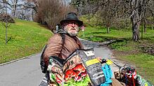 Mit Sack und Pack auf dem Fahrrad unterwegs: Der Überlinger Obdachlose Daniel Magri.