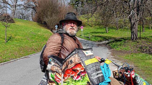 Mit Sack und Pack auf dem Fahrrad unterwegs: Der Überlinger Obdachlose Daniel Magri.