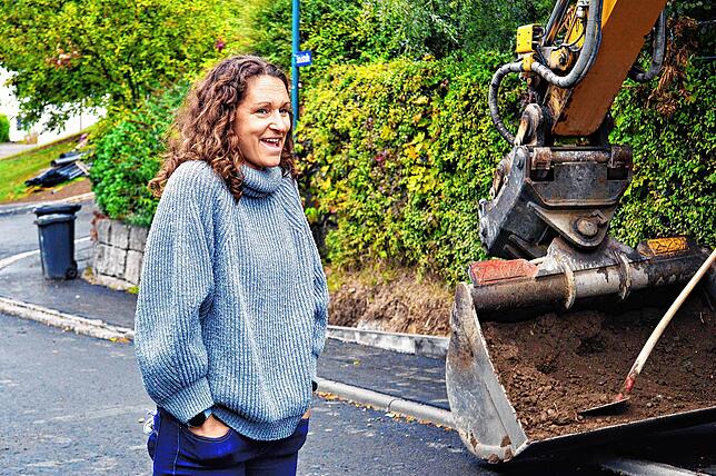 Bürgermeisterin Jacqueline Alberti freut sich für die Anwohner, dass die Schulstraße &bdquo;endlich wieder zu ist&ldquo; und wieder ...