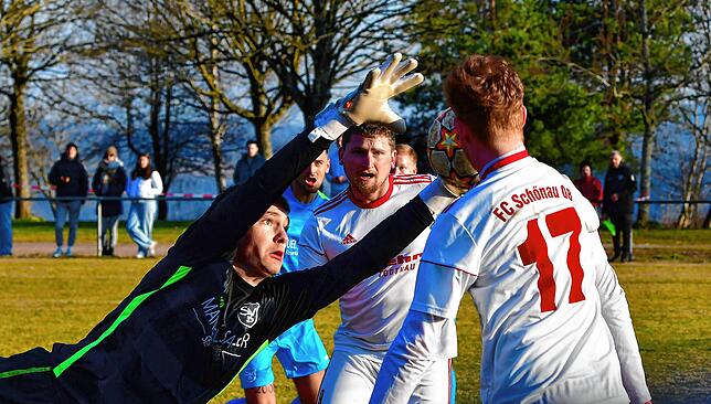 Aufgepasst: Jannik Strittmatter fischt sich den Ball vor den Schönauern Lukas Walleser und Simon Stiegeler (Nr. 17).