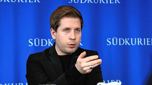 Kevin Kühnert, hier im SÜDKURIER-Medienhaus, ist in Berlin meistens mit den öffentlichen Verkehrsmitteln unterwegs. Nach Südbaden kam er ...