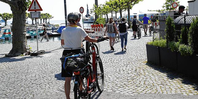 So ist es richtig: In der Konstanzer Altstadt zwischen Bahngleise und Bodensee ist Fußgängerzone, deshalb müssen Radfahrer ihr Zweirad ...