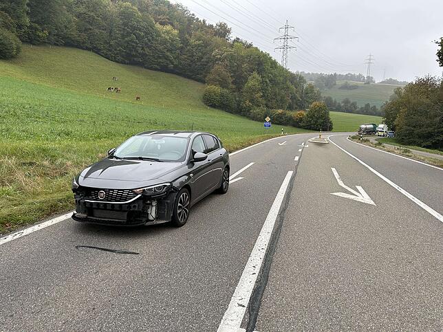 Das Unfallauto nach einem missglückten Überholmanöver bei Densbüren im Kanton Aargau.