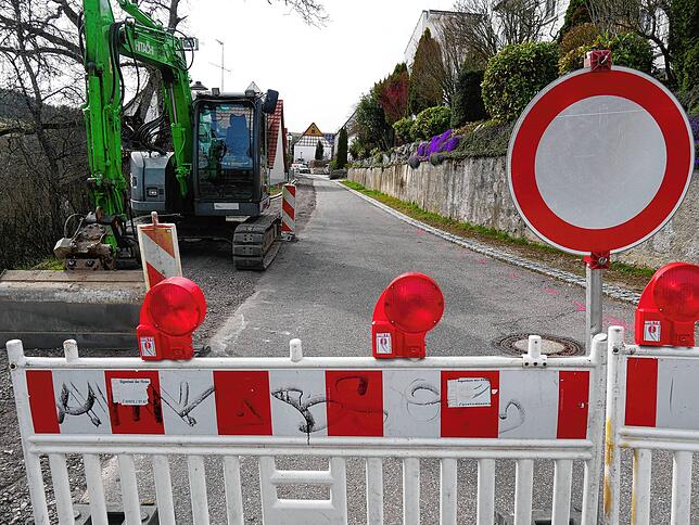 Die Ortsdurchfahrt von Engen in Richtung Stetten ist schon gesperrt. Die Bauarbeiten sollen bis zum Oktober 2025 dauern.
