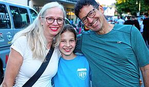 Bild : Feierlaune mit der Gretle-Band beim Dettinger Dorffest - hier gibt’s die schönsten Bilder