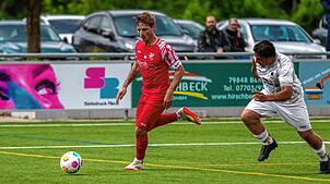 Dritter Doppelpack: Patrick Budde (links auf dem Archivfoto, gegen den Tiengener Andre Alves Ferreira) traf beim 4:2-Sieg der Spvgg. ...